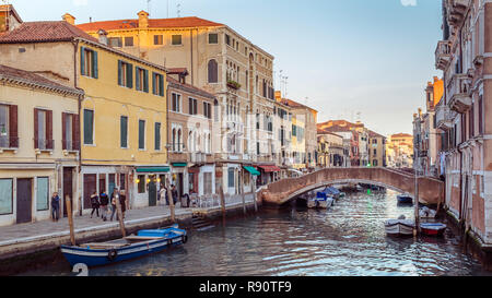 Venedig, Italien, 28. Oktober 2016: Streetview mit Brücke und alten Gebäuden in Venedig Italien Stockfoto