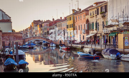 Venedig, Italien, 28. Oktober 2016: Streetview mit Brücke und alten Gebäuden in Venedig Italien Stockfoto