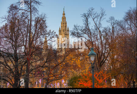 Wiener Rathaus/Rathaus (Rathaus) mit Weihnachtsbeleuchtung, Österreich. Stockfoto
