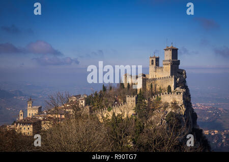 Festung San Marino, Italien Sehenswürdigkeiten. Historischen Turm im Winter Stockfoto