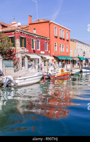 Murano Venedig, Italien - 29 Oktober, 2016: Blick auf den zentralen Kanal und Uhrturm auf der Insel Murano in Venedig Italien. Der Kanal ist mit touristischen Geschäfte, in denen das berühmte Murano-Glas umgeben. Stockfoto
