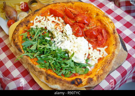 Patriotische Italienische tricolore Pizza mit Streifen in Rot, Weiß und Grün in den Farben der Nationalflagge Stockfoto