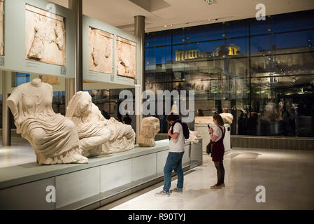 Athen. Griechenland. Innenraum der Akropolis Museum in der Dämmerung mit dem Parthenon im Hintergrund sichtbar. Mouseio Akropolis. Gebäude von Bernar Stockfoto