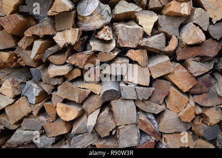 Netzkabel von gehackt und gestapelten Brennholz gespeichert für einen kalten Winter Stockfoto