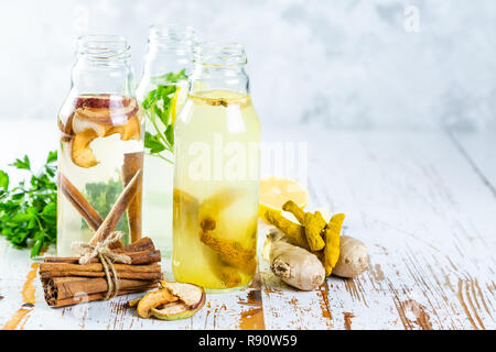 Winter detox Drinks - Trinken Essig Stockfoto