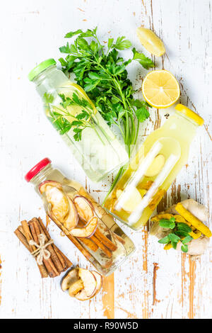 Winter detox Drinks - Trinken Essig Stockfoto