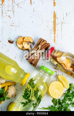 Winter detox Drinks - Trinken Essig Stockfoto