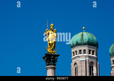 Mary's Spalte (Mariensaule) im Mary's Square (Marienplatz) Frauenkirche (München) Kathedrale im Hintergrund. München, Deutschland Stockfoto