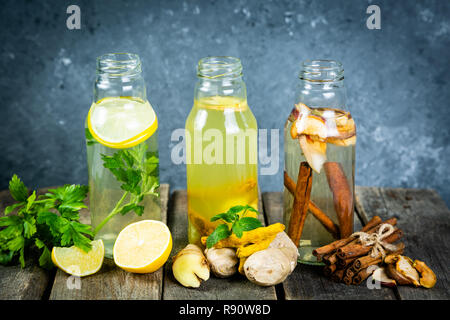 Winter detox Drinks - Trinken Essig Stockfoto