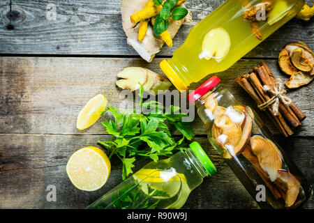 Winter detox Drinks - Trinken Essig Stockfoto