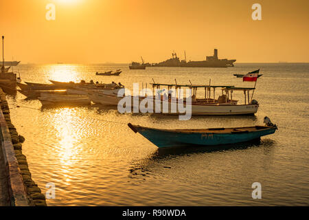 Boote im Hafen von Berbera Somalia Somaliland bei Sonnenuntergang Stockfoto