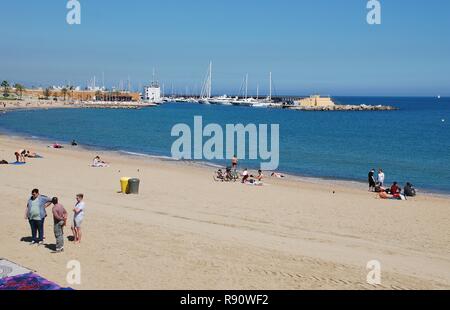 Der Strand von Port Olimpic in Barcelona in Katalonien, Spanien am 17. April 2018. Stockfoto