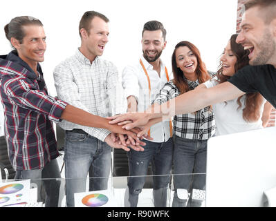 Handshake Kollegen in Creative Studio Stockfoto