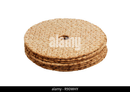 Ein Stapel von traditionelle schwedische Knäckebrot aus Roggen auf weißem Hintergrund. Stockfoto