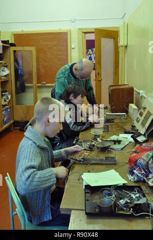 Kovrov, Russland. 2. März 2011. Mentor der Abschnitt radio Kinderclub "Atlas" hilft dem Schüler sammelt elektronische Geräte Stockfoto