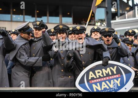 Kadetten aus West Point jubeln während der 119 Army-Navy Spiel in Philadelphia, Pa., Dez. 8, 2018. Die Armee besiegte die Marine für das dritte Jahr in Folge. Stockfoto