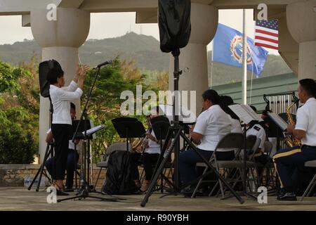 Saipan pazifischen Winde's Concert Band Atsuko Eck, links stehend, eine Musik Dirigent, leitet die US-Armee Soldaten mit der 721St Guam Army National Guard Band und die Mitglieder der SPWCB während einer Leistung an der Amerikanischen Memorial Park Amphitheater in Saipan, Commonwealth der Nördlichen Marianen, Dez. 9, 2018. Das Konzert war als eine Art zu sagen "Danke" an die Community für die Unterstützung der militärischen während Super Typhoon Yutu Hilfsmaßnahmen statt. Stockfoto