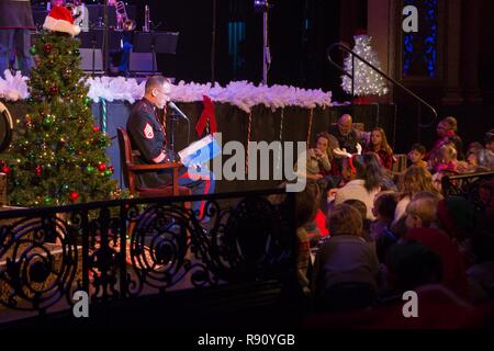 Staff Sgt. Marcus B. Bailey, der Dirigent der Marine Reserve Band, lautet: "Es war die Nacht vor Weihnachten", um Kindern die Teilnahme an der jährlichen Urlaub Konzert in der Saenger Theater in New Orleans, Dez. 9, 2018. Die Leistung ist eine von mehreren Urlaub Konzerte der Band den ganzen Dezember organisiert die Marinekorps-reserve Spielwaren für Tots Programm, das spendet Spielzeug auf die weniger glücklichen Kindern in der Gemeinschaft zu fördern. Stockfoto