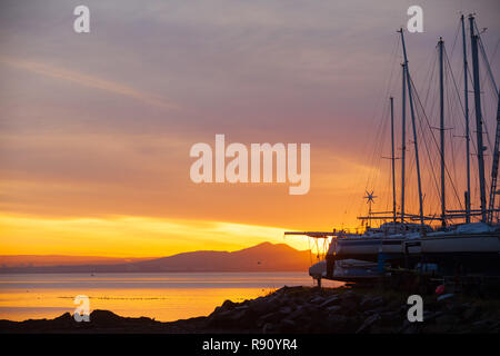 Sonnenaufgang über Arthurs Seat in Edinburgh von Dalgety Bay Fife in Schottland. Stockfoto