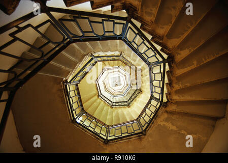 Spiralförmige Treppe, Volta Memorial Tower, Como, Lombardei, Italien Stockfoto