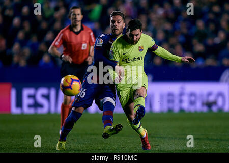 VALENCIA, Spanien - Dezember 16: Lionel Messi (R) der FC Barcelona steht für die Kugel mit Ruben Rochina Naixes von Levante UD während des La Liga Match zwischen Levante UD und FC Barcelona im Ciutat de Valencia am 16. Dezember, in Valencia, Spanien 2018. MB (Foto von David Aliaga/MB Medien) Stockfoto