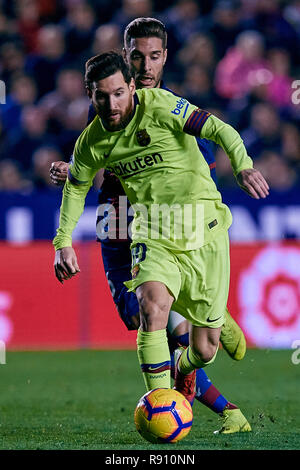 VALENCIA, Spanien - Dezember 16: Lionel Messi (R) der FC Barcelona steht für die Kugel mit Ruben Rochina Naixes von Levante UD während des La Liga Match zwischen Levante UD und FC Barcelona im Ciutat de Valencia am 16. Dezember, in Valencia, Spanien 2018. MB (Foto von David Aliaga/MB Medien) Stockfoto