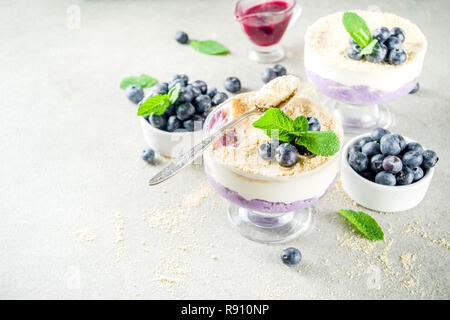 Sweet Summer Dessert, Blueberry keine gebackene invertiert Käsekuchen in Glas, grauen Stein Background Copy space Stockfoto