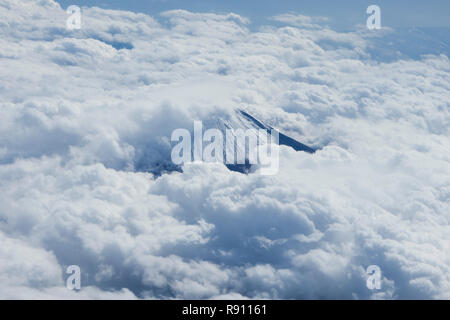 Gipfel des Mount Fuji von die Luft zwischen den Wolken gesehen Stockfoto