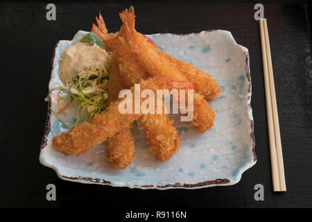 Traditionelle japanische Fried Tempura Garnelen auf einem Teller mit Mayonnaise Stockfoto