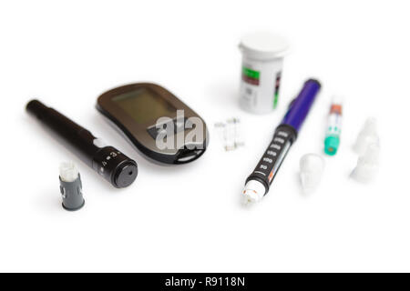 Diabetiker Set von Lancet mit Ersatznadeln, glucometer, Streifen, Box von Ersatzteilen Streifen, vorgefüllten Injektor, Ersatzteile und Insulin pen Nadeln auf Rückseite weiß, isoliert Stockfoto