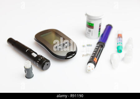 Diabetiker Set von Lancet mit Ersatznadeln, glucometer, Streifen, Box von Ersatzteilen Streifen, vorgefüllten Injektor, Ersatzteile und Insulin pen Nadeln auf Rückseite weiß, isoliert Stockfoto