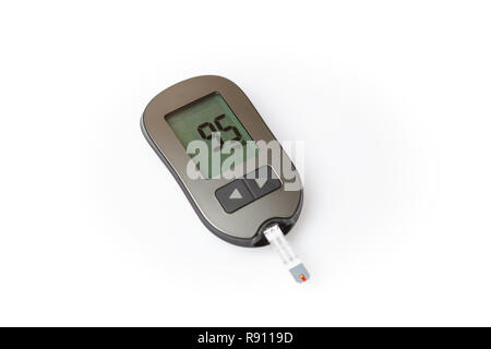 Glucometer mit guten Blutzucker Ergebnis auf weißem Hintergrund Stockfoto