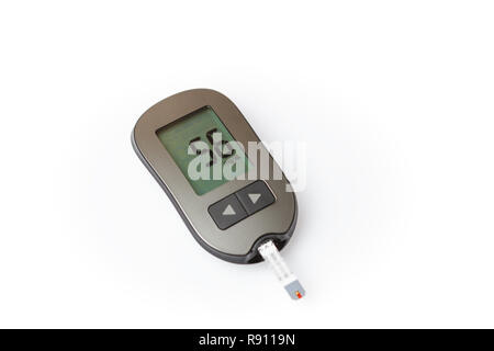 Gefahr der Hypoglykämie, glucometer mit sehr niedrigen Blutzucker auf weißem Hintergrund Stockfoto