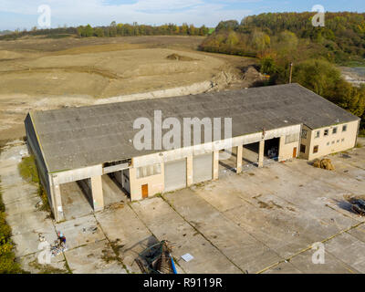 Luftaufnahme von Cemex Standort in Barrington, Großbritannien, das derzeit abgerissen wird weg für eine Wohnsiedlung von Redrow Wohnungen zu machen. Stockfoto