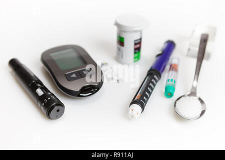 Diabetiker Set von Lancet mit Ersatznadeln, glucometer, Streifen, Box von Ersatzteilen Streifen, vorgefüllten Injektor, Ersatzteil Insulin und Zucker auf Löffel isoliert auf weißem b Stockfoto