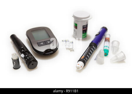 Diabetiker Set von Lancet mit Ersatznadeln, glucometer, Streifen, Box von Ersatzteilen Streifen, vorgefüllten Injektor, Ersatzteile und Insulin pen Nadeln auf Rückseite weiß, isoliert Stockfoto