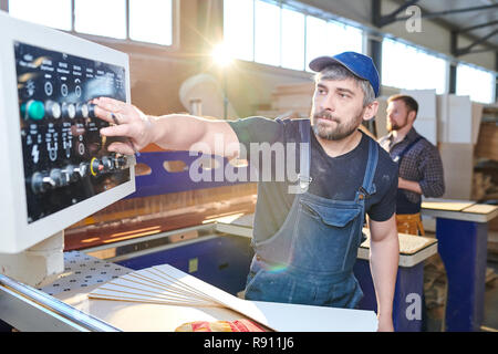 Ernsthafte stattlichen workman Einrichten factory Maschine Stockfoto