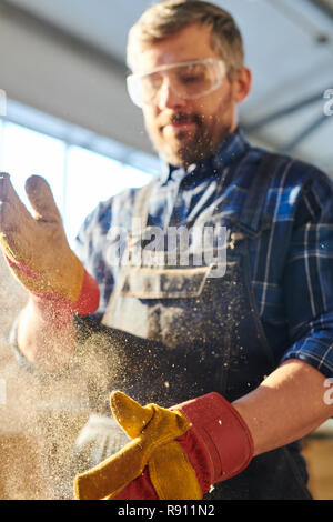 Workman abstauben Hände Stockfoto