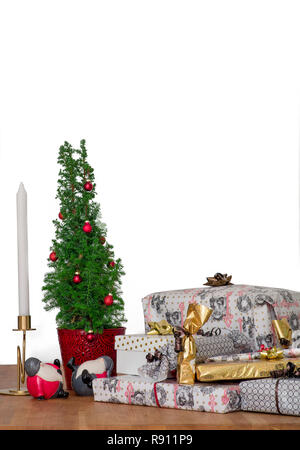 Weihnachten Geschenke und Dekorationen auf einem Tisch mit weißem Hintergrund. Stockfoto