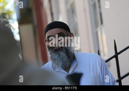 Anjem Choudary am Tag seiner Veröffentlichung außerhalb seiner Camden Probe Büro Stockfoto