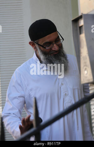 Anjem Choudary am Tag seiner Veröffentlichung außerhalb seiner Camden Probe Büro Stockfoto