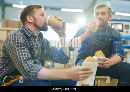 Brutale Kollegen Kaffee trinken im Factory Shop Stockfoto