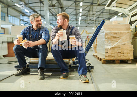 Inhalt Kollegen in Berufskleidung Kaffee trinken im Factory Shop Stockfoto