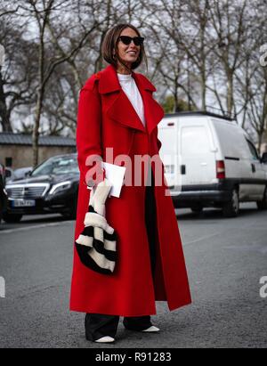 PARIS, Frankreich, 27. Februar 2018: Loulou De Saison auf der Straße während der Pariser Modewoche. Stockfoto