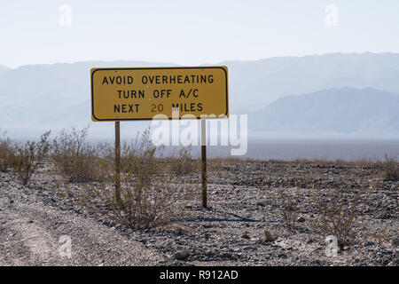 Zeichen warnen durch Death Valley National Park ihre Klimaanlage in ihren Fahrzeugen zu drehen, um eine Überhitzung in der Wüste vermeiden Stockfoto