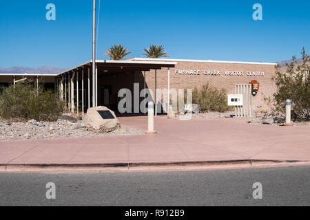 15. OKTOBER 2017 - Death Valley, CA: das Furnace Creek Visitors Center an einem warmen Herbsttag, im Death Valley National Park in Kalifornien. Stockfoto