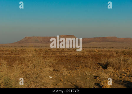 Schotterstraße in der Nähe von Ai-Ais Richtersveld Transfrontier Park, in der Nähe des Fish River Canyon, einem der größten Canyons der Welt in Namibia, Afrika Stockfoto