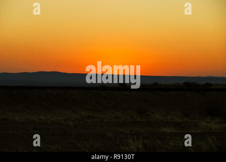 Sonnenuntergang auf dem roten Kalahari Wüste mit Sand weg und Büsche im südlichen Namibia, Afrika Stockfoto
