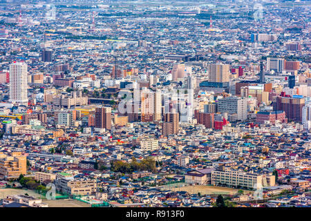 Kofu, Yamanashi, Japan Downtown Skyline der Stadt von den Bergen in der Dämmerung. Stockfoto