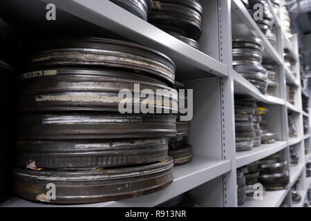 Alte Filmrollen in Silber Dosen auf einem Regal in einem kalten Lagerung vault gestapelt Stockfoto